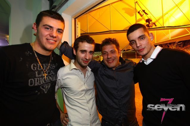 Cliquer pour voir l'image en taille réelle