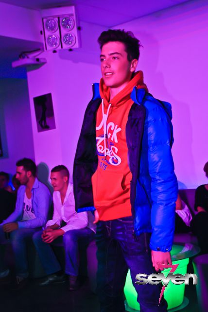 Cliquer pour voir l'image en taille réelle